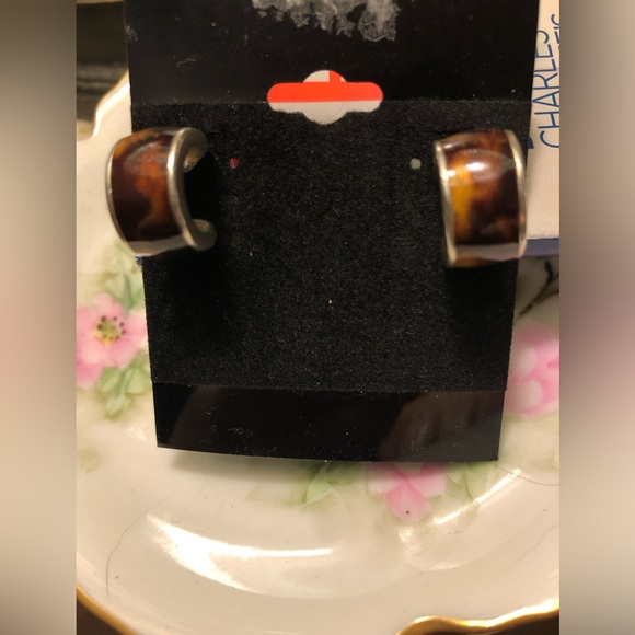 Half hoop small tortoiseshell earrings by Guess. - Picture 9 of 9